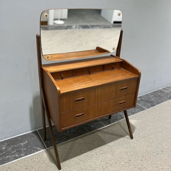 �y�ۂ̓��X�zVintage Dresser / Sweden