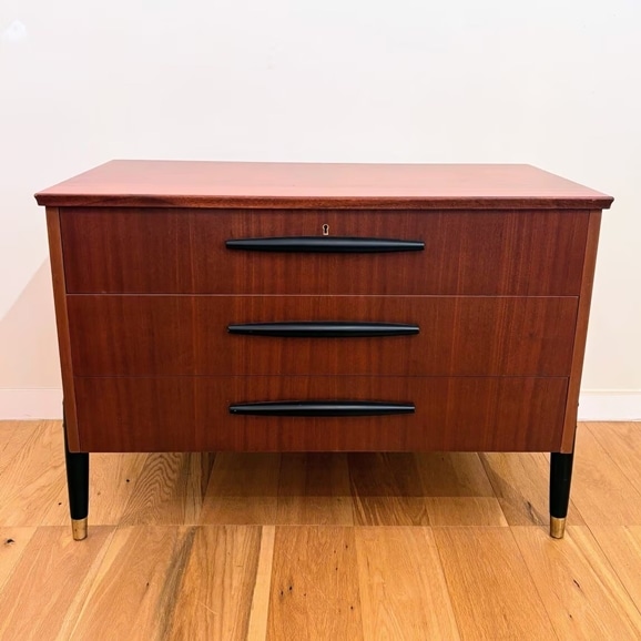 yʐ^zyXzVintage Chest / Sweden