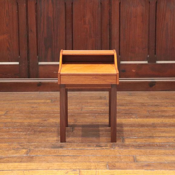 yʐ^zyBe[WƋzVintage Side Table