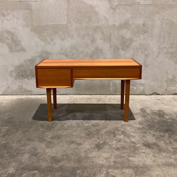 yʐ^zyBe[WƋz Vintage Side Table