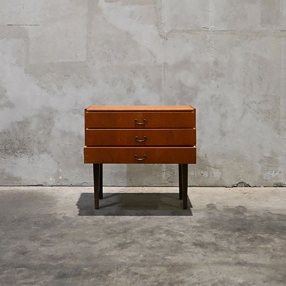 yʐ^zyBe[WƋz Vintage Side Table
