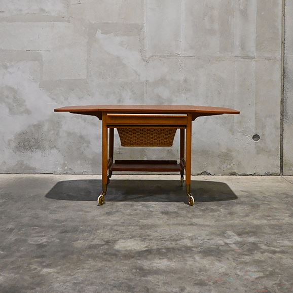 yʐ^zyBe[WƋz Vintage Side Table