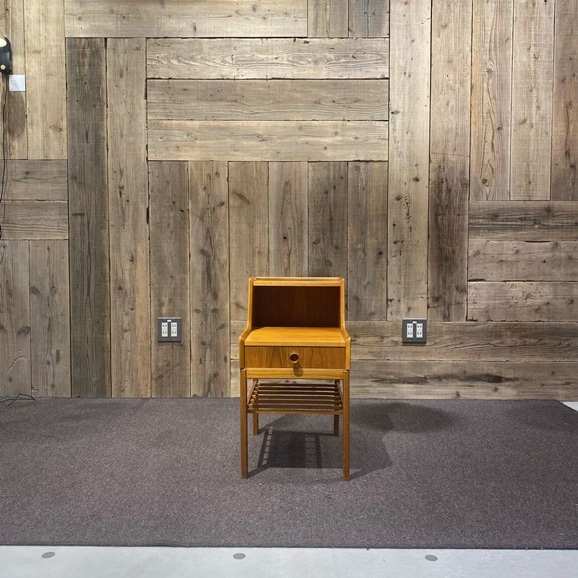 yʐ^zyǕi XzVintage Side Table / Sweden