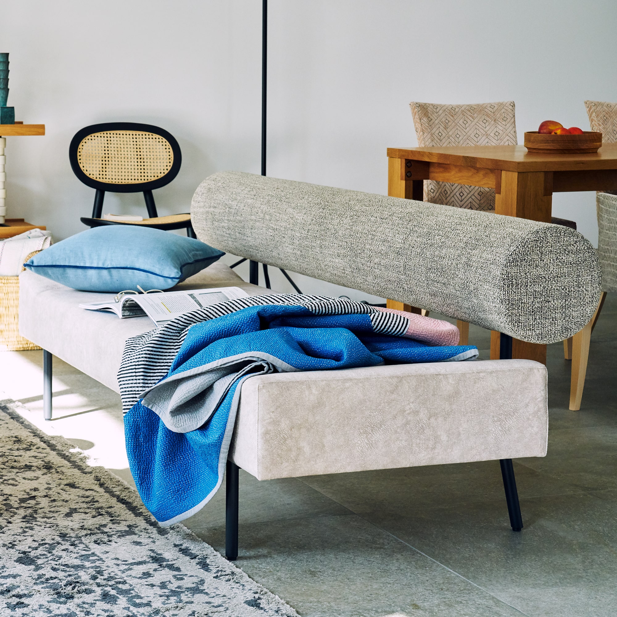☆LINEN パイピングクッションカバー 50cm角 ブルー｜クッション｜IDEE