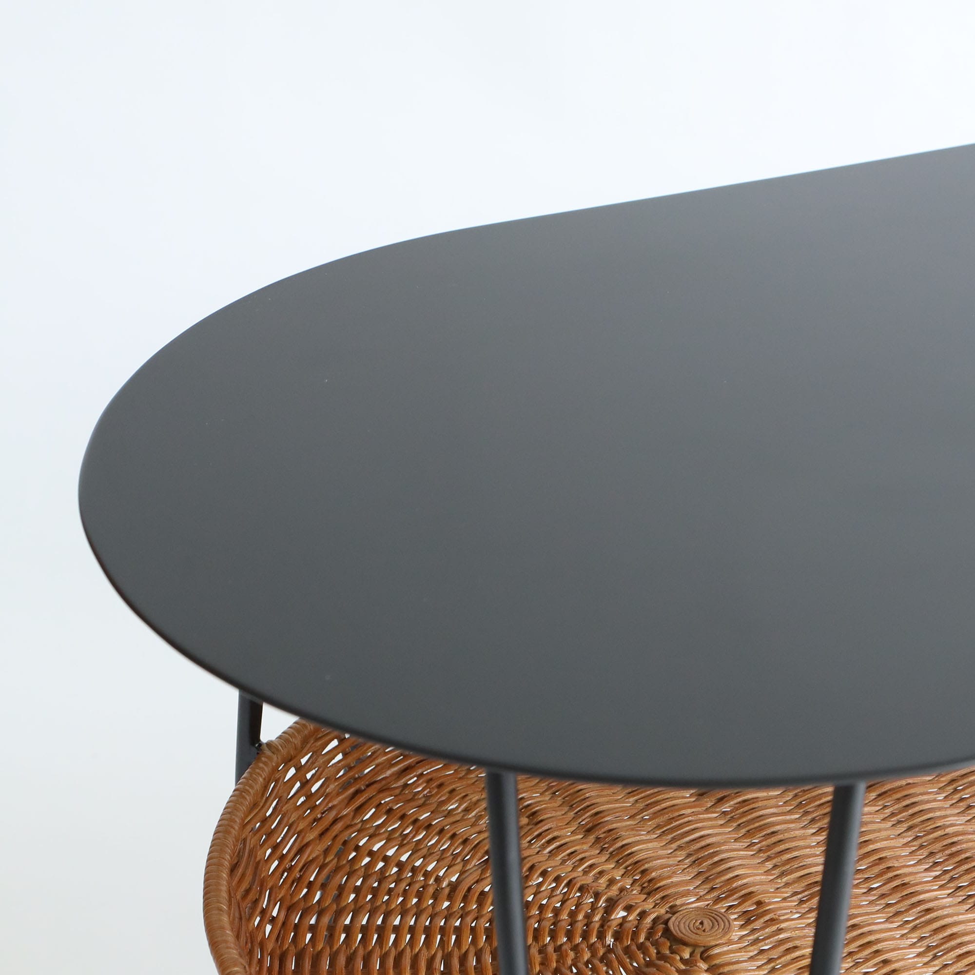 WALLABY LOW TABLE OVAL Black｜ローテーブル｜IDEE SHOP Online