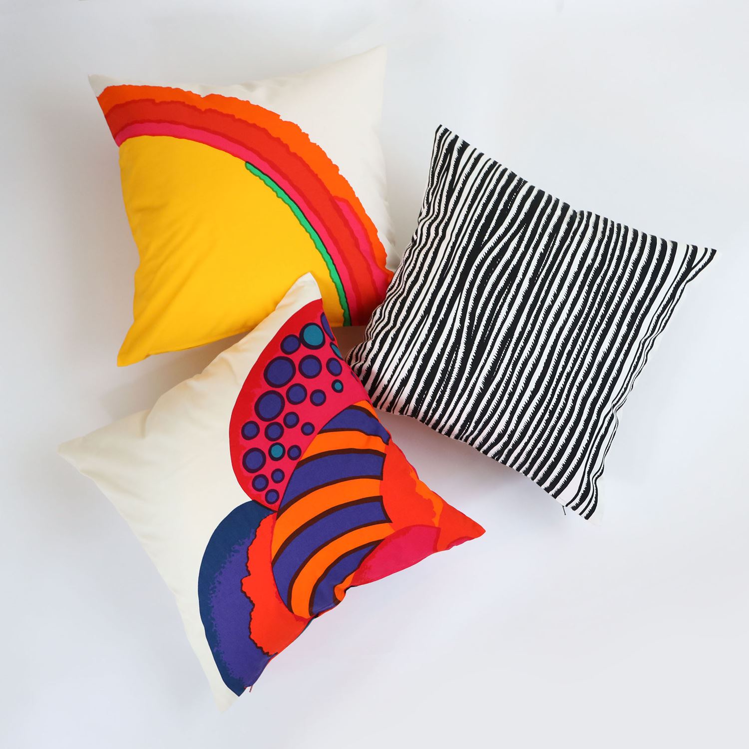 アンソロポロジー刺繍クッションAnthropologie Anthropologie(アンソロポロジー) クッション・クッションカバー