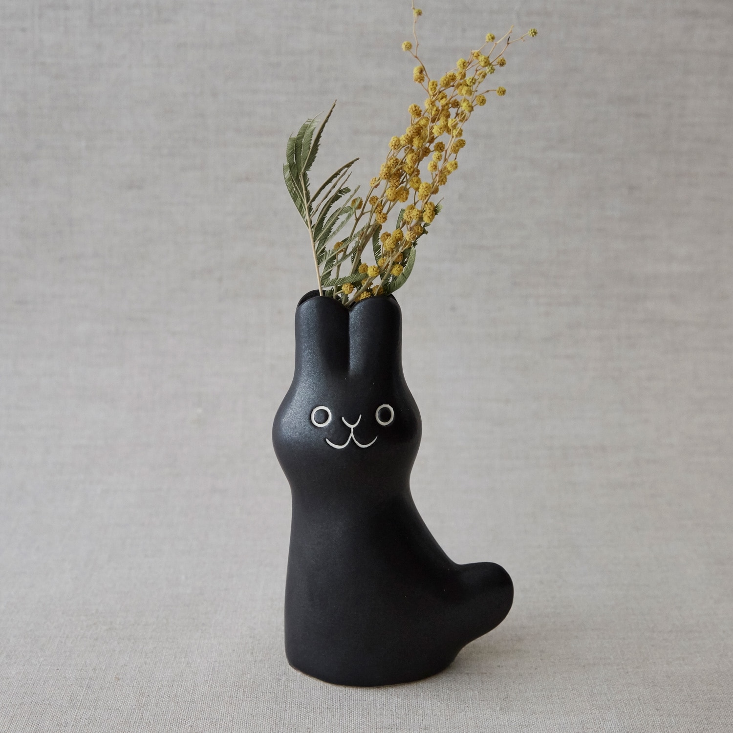 定番品】En Liten Van Rabbit Black｜陶芸・ガラス作品｜IDEE